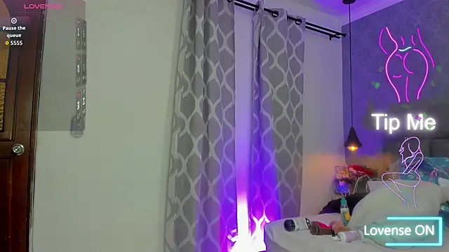 Snapshot of emilyy_r chatting on February 21, 2026, 6:54 pm emilyy r online show from February 21, 2026, 6:54 pm