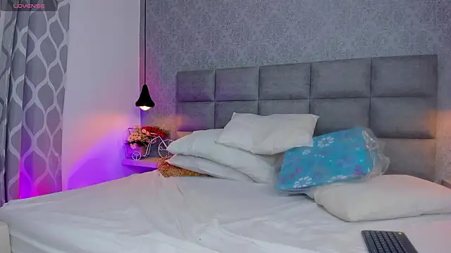 Snapshot of emilyy_r chatting on February 25, 2026, 6:52 pm emilyy r online show from February 25, 2026, 6:52 pm