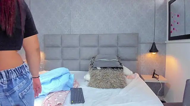 Snapshot of emilyy_r chatting on April 8, 2026, 7:04 pm emilyy r online show from April 8, 2026, 7:04 pm