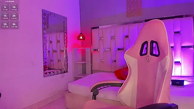 CloeMoon online show from December 5, 2025, 4:55 am