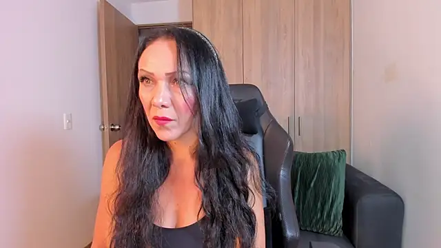 Snapshot of Cleoember_ chatting on April 12, 2026, 4:49 am Cleoember online show from April 12, 2026, 4:49 am