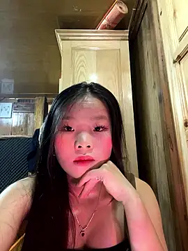 Snapshot of Heni-a chatting on December 4, 2025, 2:21 am Heni-a online show from December 4, 2025, 2:21 am