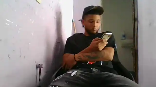 modeloxtz online show from April 3, 2026, 4:13 pm