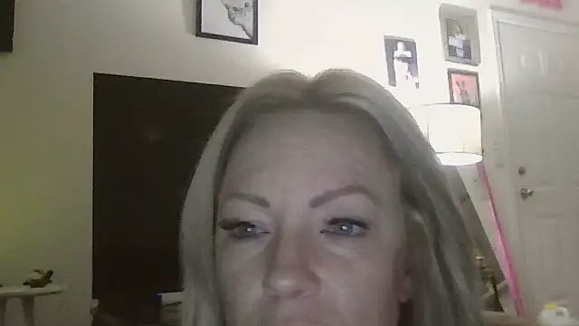 Snapshot of sinfulsara chatting on December 4, 2025, 10:36 am sinfulsara online show from December 4, 2025, 10:36 am