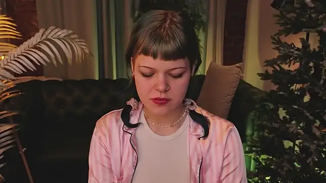 HelyEre online show from December 3, 2025, 9:47 pm