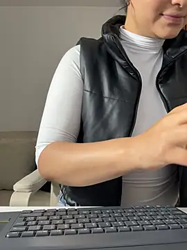 Snapshot of victoria___moon chatting on March 28, 2026, 3:35 pm victoria moon online show from March 28, 2026, 3:35 pm