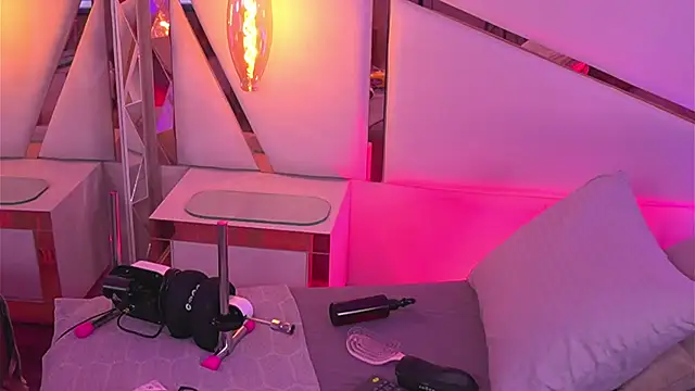 Sophie-velvet online show from May 14, 2026, 8:06 pm