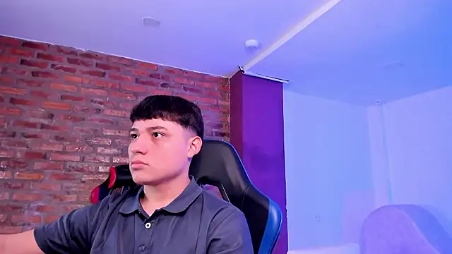 HotThreesoome online show from March 26, 2026, 12:47 pm