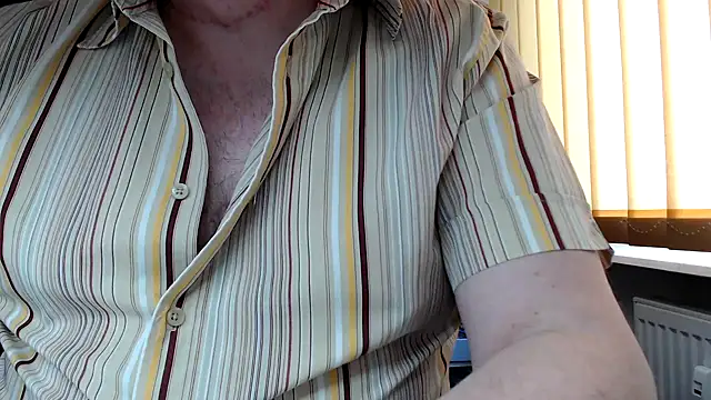 Snapshot of xm0rtix chatting on April 8, 2026, 7:54 am xm0rtix online show from April 8, 2026, 7:54 am