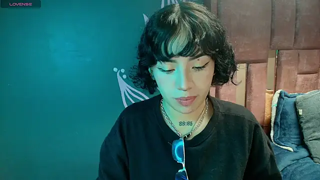 Kiara Fox   online show from May 14, 2026, 9:34 pm