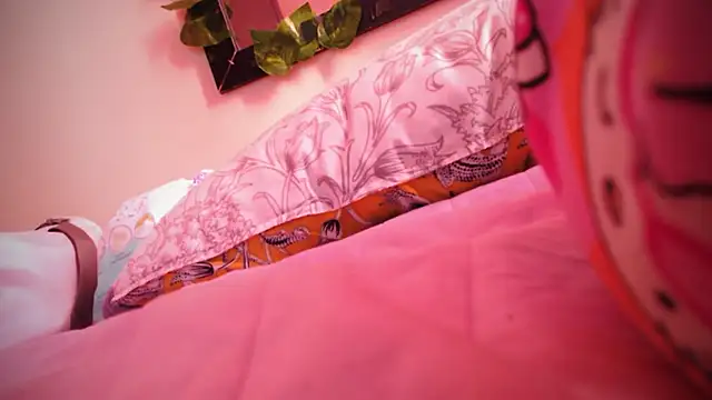 bonnieandclyde  online show from December 15, 2025, 3:07 pm