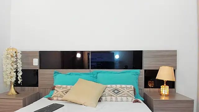 LucyHanks online show from May 6, 2026, 2:10 pm