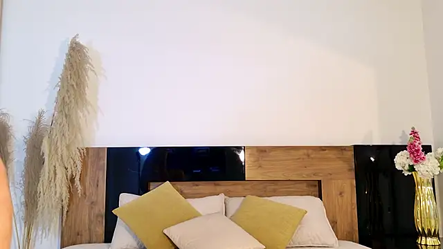 LucyHanks online show from March 28, 2026, 12:39 pm