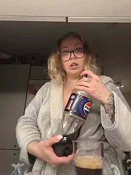 Snapshot of QueenDeluxe chatting on February 21, 2026, 10:34 pm QueenDeluxe online show from February 21, 2026, 10:34 pm