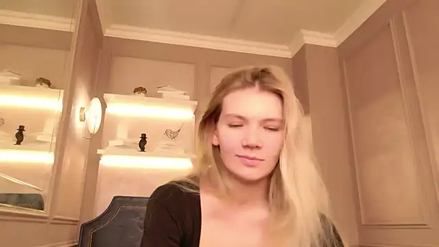 Snapshot of Vivien_Hans chatting on June 4, 2026, 8:35 pm Vivien Hans online show from June 4, 2026, 8:35 pm
