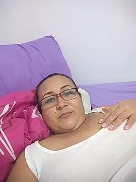 Nini Love  online show from April 12, 2026, 7:39 pm