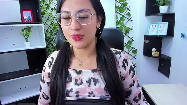 sophi hardd  online show from April 24, 2026, 3:03 pm