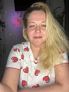 Snapshot of JenniferCarmen chatting on April 15, 2026, 7:58 pm JenniferCarmen online show from April 15, 2026, 7:58 pm