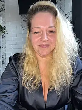 Snapshot of JenniferCarmen chatting on April 15, 2026, 7:03 am JenniferCarmen online show from April 15, 2026, 7:03 am