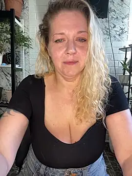Snapshot of JenniferCarmen chatting on June 20, 2026, 2:05 am JenniferCarmen online show from June 20, 2026, 2:05 am