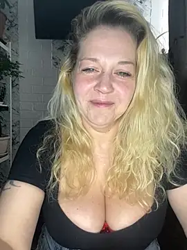 Snapshot of JenniferCarmen chatting on April 5, 2026, 4:19 am JenniferCarmen online show from April 5, 2026, 4:19 am