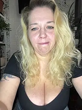 Snapshot of JenniferCarmen chatting on April 9, 2026, 2:24 am JenniferCarmen online show from April 9, 2026, 2:24 am