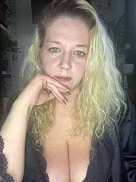 Snapshot of JenniferCarmen chatting on April 6, 2026, 8:15 am JenniferCarmen online show from April 6, 2026, 8:15 am