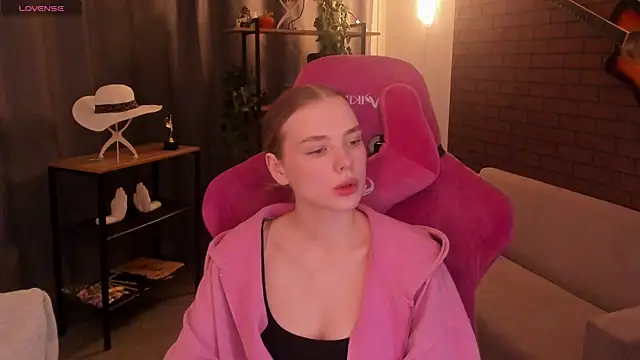 BellaHaadiid online show from December 22, 2025, 3:28 am