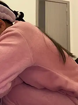 Snapshot of cmvoo chatting on December 17, 2025, 2:00 pm cmvoo online show from December 17, 2025, 2:00 pm