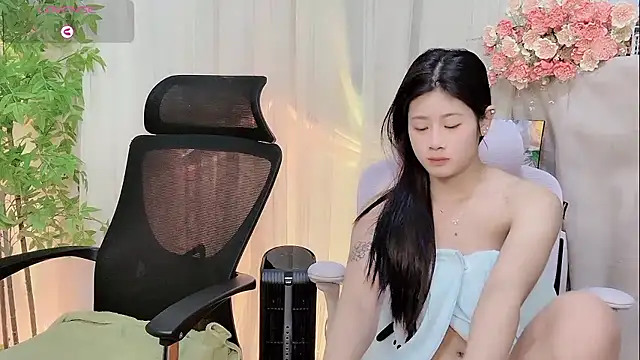 Snapshot of Yvonne-07 chatting on January 11, 2026, 1:18 pm Yvonne-07 online show from January 11, 2026, 1:18 pm