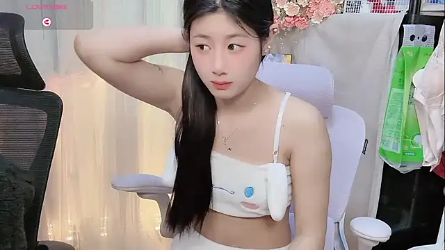 Snapshot of Yvonne-07 chatting on January 12, 2026, 8:15 pm Yvonne-07 online show from January 12, 2026, 8:15 pm