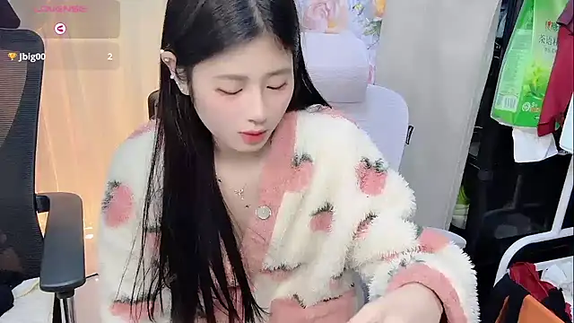 Snapshot of Yvonne-07 chatting on December 21, 2025, 2:08 pm Yvonne-07 online show from December 21, 2025, 2:08 pm