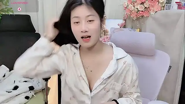 Snapshot of Yvonne-07 chatting on January 8, 2026, 12:44 pm Yvonne-07 online show from January 8, 2026, 12:44 pm