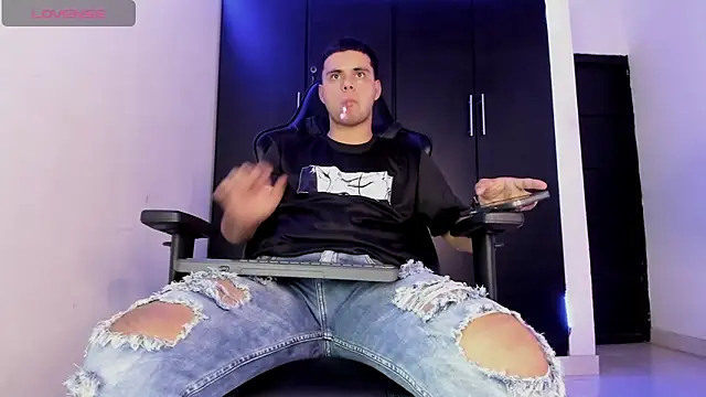 Snapshot of Liam_Mateo chatting on April 1, 2026, 4:03 am Liam Mateo online show from April 1, 2026, 4:03 am