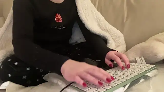 Snapshot of ijustturned18today chatting on December 21, 2025, 9:59 pm ijustturned18today online show from December 21, 2025, 9:59 pm