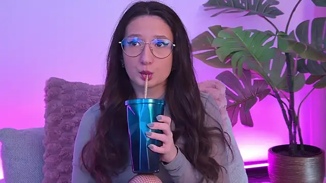 Snapshot of TheaMalekoo chatting on April 15, 2026, 6:52 am TheaMalekoo online show from April 15, 2026, 6:52 am