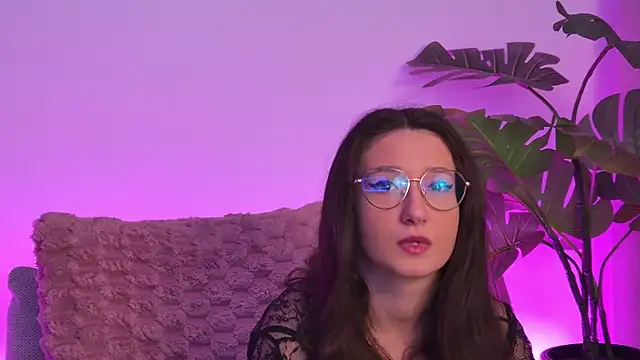 Snapshot of TheaMalekoo chatting on April 16, 2026, 6:58 am TheaMalekoo online show from April 16, 2026, 6:58 am