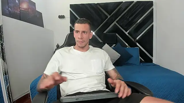 J king   online show from February 12, 2026, 9:47 pm