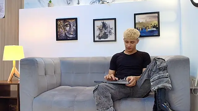 Snapshot of YOUNG_GUYS1 chatting on April 8, 2026, 9:44 am YOUNG GUYS1 online show from April 8, 2026, 9:44 am