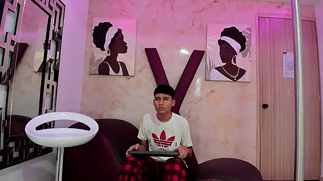 HORNY PRETTY online show from December 21, 2025, 1:35 pm