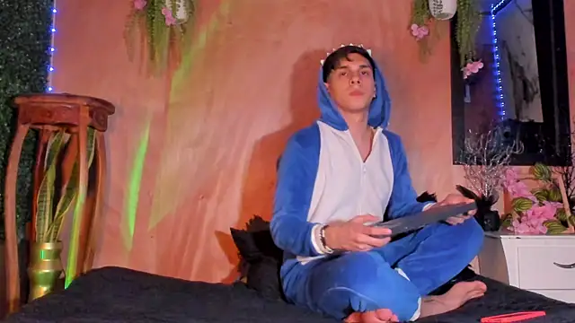 DeeQuinn Blaze online show from December 19, 2025, 8:33 pm