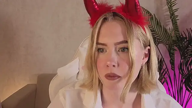 NoraCollins online show from December 18, 2025, 8:19 am