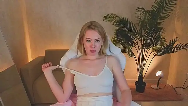 NoraCollins online show from December 15, 2025, 8:31 am