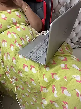 Snapshot of butterflyslay chatting on April 6, 2026, 6:53 pm butterflyslay online show from April 6, 2026, 6:53 pm