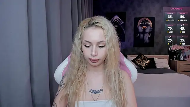 Snapshot of LanaMiracle chatting on February 10, 2026, 4:00 am LanaMiracle online show from February 10, 2026, 4:00 am