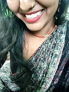 Snapshot of Aaisha_01 chatting on December 21, 2025, 7:43 am Aaisha 01 online show from December 21, 2025, 7:43 am