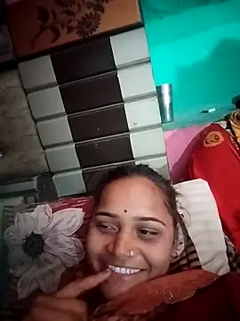 Snapshot of Aaisha_01 chatting on December 17, 2025, 8:52 am Aaisha 01 online show from December 17, 2025, 8:52 am