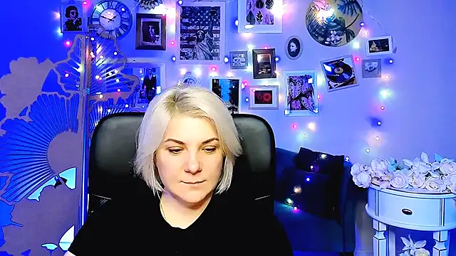 Snapshot of EvaEvals chatting on December 17, 2025, 8:08 am EvaEvals online show from December 17, 2025, 8:08 am