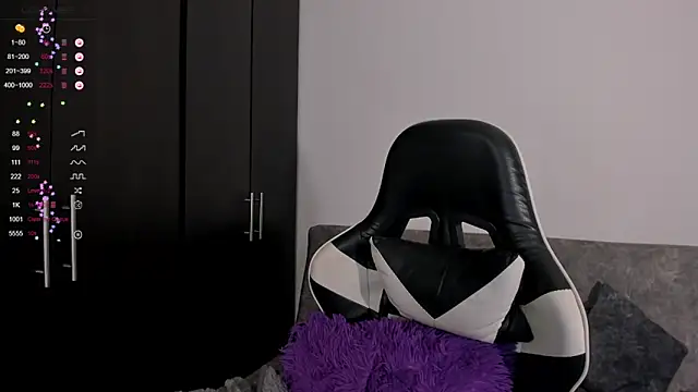 hotcami s online show from April 1, 2026, 4:36 am