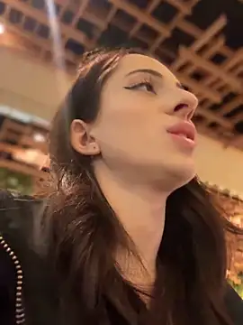 YeaLina online show from December 23, 2025, 10:14 am